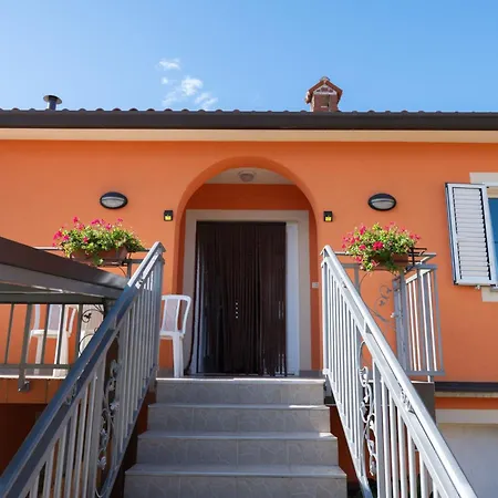 Appartamento Haus Orange - Familienfreundliche Lage Mit Pool By Interhome